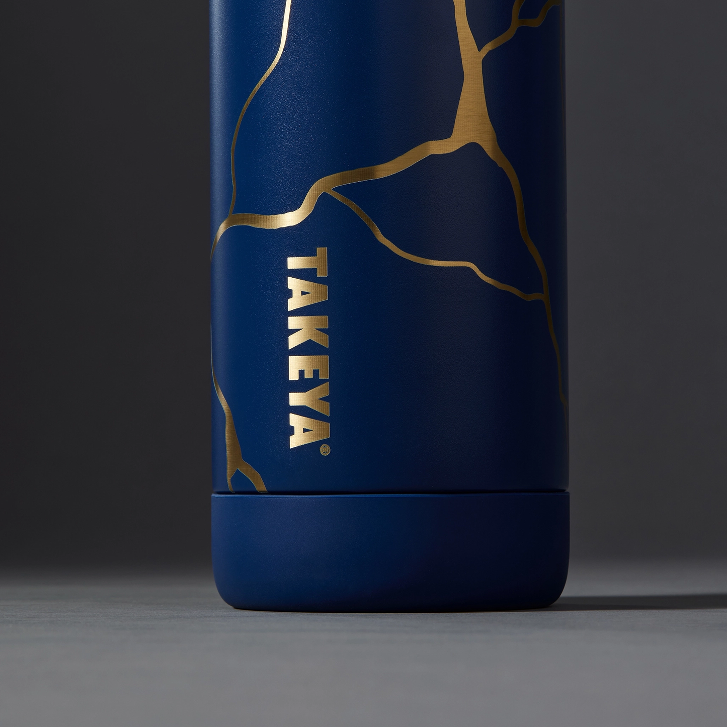 kintsugi-water-bottle-with-spout-lid-p7 51390-TK_HO25_Kintsugi_Takeya9241_Crop.png